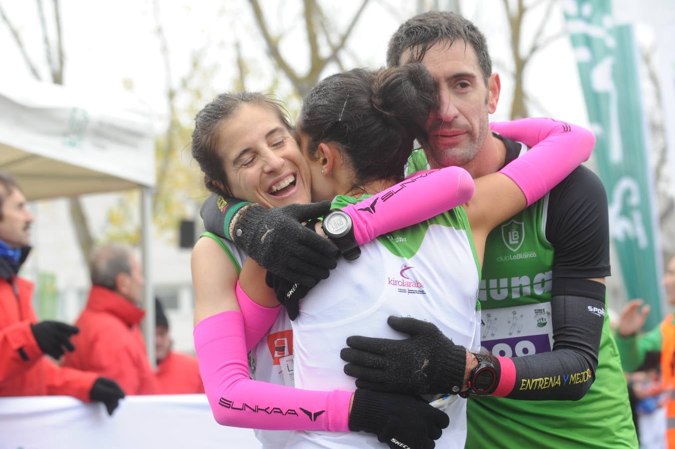 Las caras, los gestos y las reacciones de los atletas en la meta de la Media Maratón de Vitoria