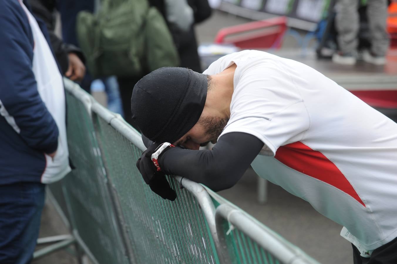 Las caras, los gestos y las reacciones de los atletas en la meta de la Media Maratón de Vitoria