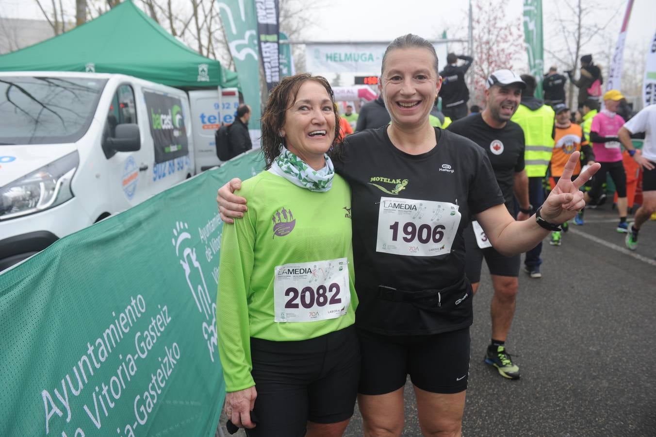 Las caras, los gestos y las reacciones de los atletas en la meta de la Media Maratón de Vitoria