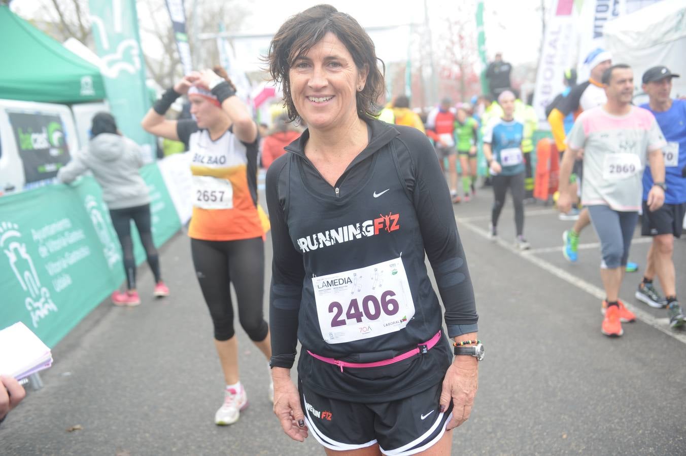 Las caras, los gestos y las reacciones de los atletas en la meta de la Media Maratón de Vitoria