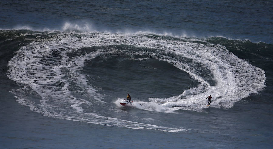 Cabalgando olas gigantes