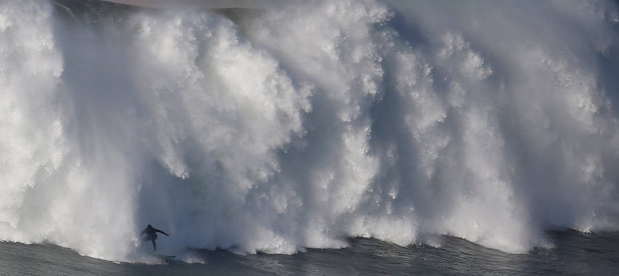 Cabalgando olas gigantes