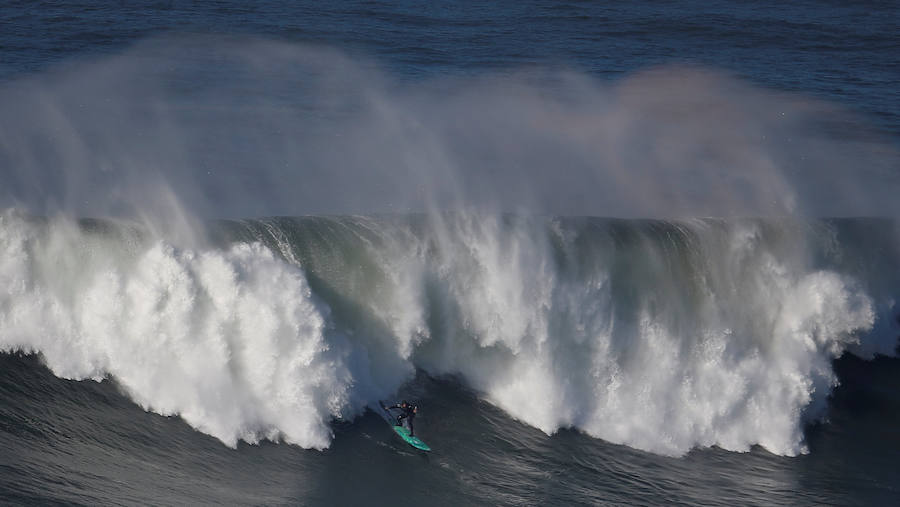 Cabalgando olas gigantes