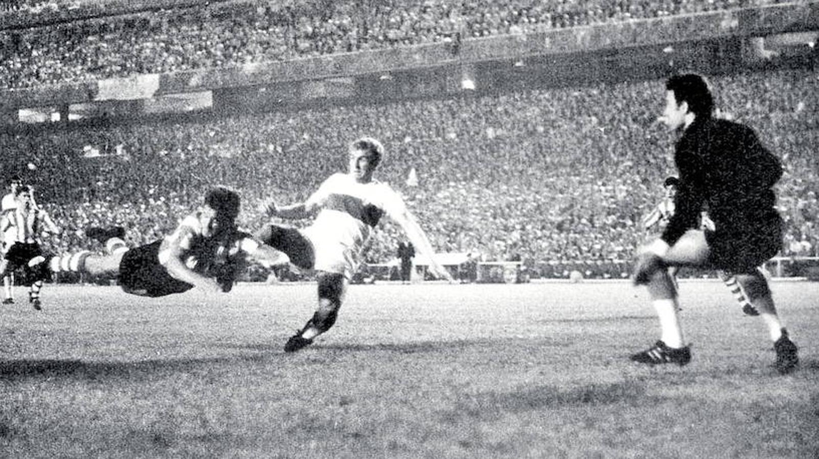 Ante los tacos de un contrario, en la final de la Copa del Generalísimo de 1969, disputada ante el Elche. Ganó el Athletic 1-0. 