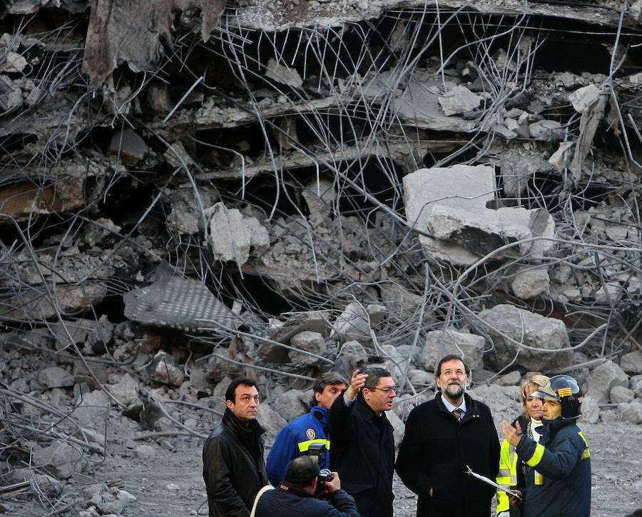 Mariano Rajoy, Alberto Ruiz Gallardón, alacalde de Madrid y Esperanza Aguirre, presidenta de la Comunidad de Madrid, visitan el aparcamiento de la T-4 del aeropuerto de Barajas, donde ETA explosionó una furgoneta bomba.