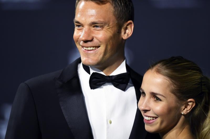 - El portero alemán del Bayern Múnich Manuel Neuer (i) posa ante los fotógrafos junto a su pareja Nina Weiss.