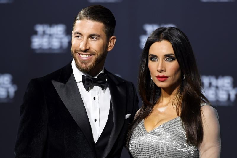 El defensa español del Real Madrid, Sergio Ramos (i), posa ante los fotógrafos junto a su pareja Pilar Rubio.