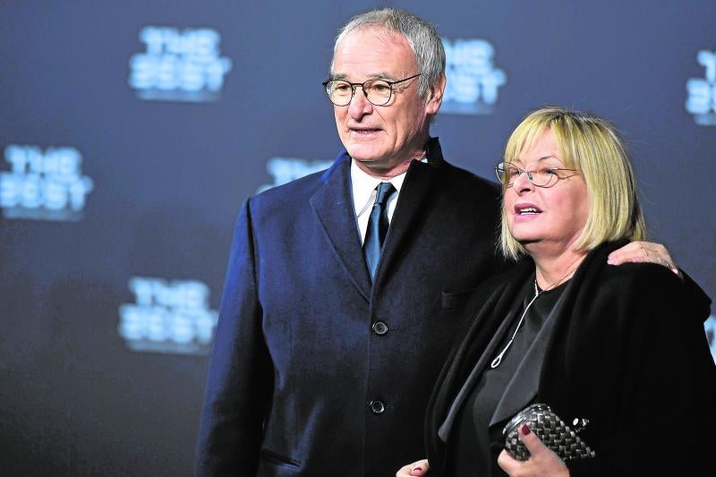 El entrenador italiano del Leicester City, Claudio Ranieri (i), posa ante los fotógrafos junto a su esposa Rosanna.