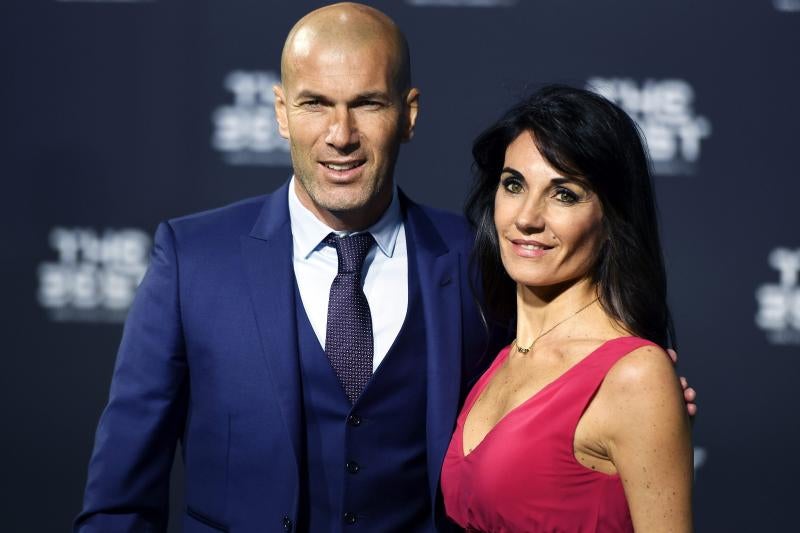 El entrenador francés del Real Madrid, Zidane Zidane (i), posa ante los fotógrafos junto a su esposa Veronique.