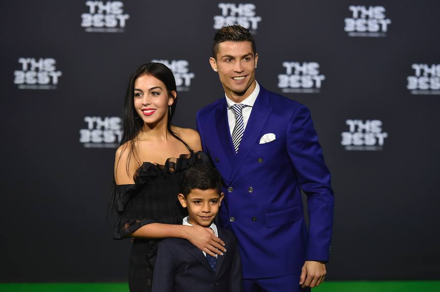 Cristiano posa por primera vez con su novia y su hijo en los premios FIFA