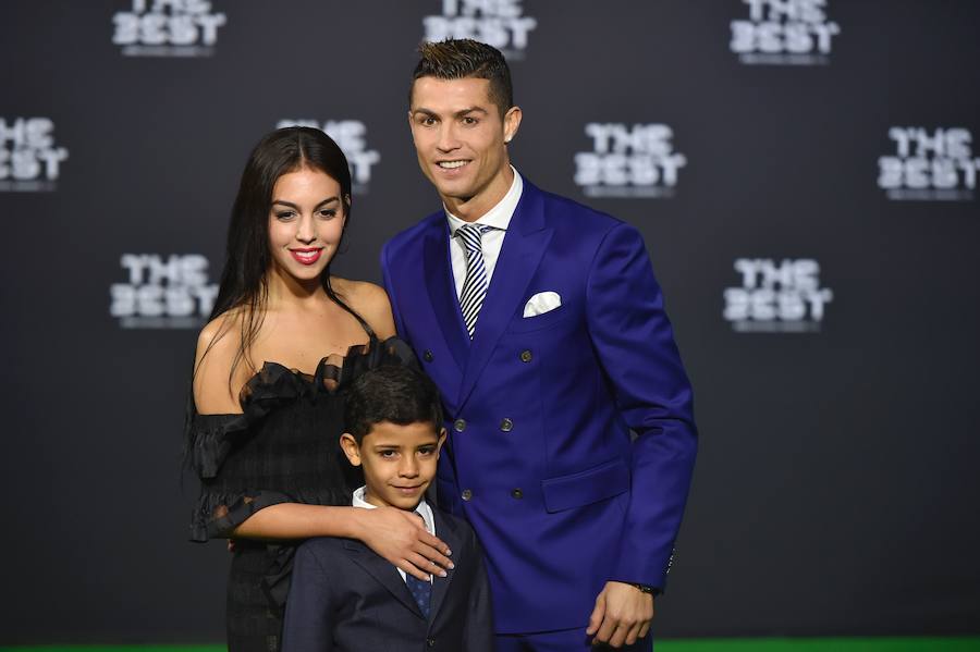 Cristiano posa por primera vez con su novia y su hijo en los premios FIFA