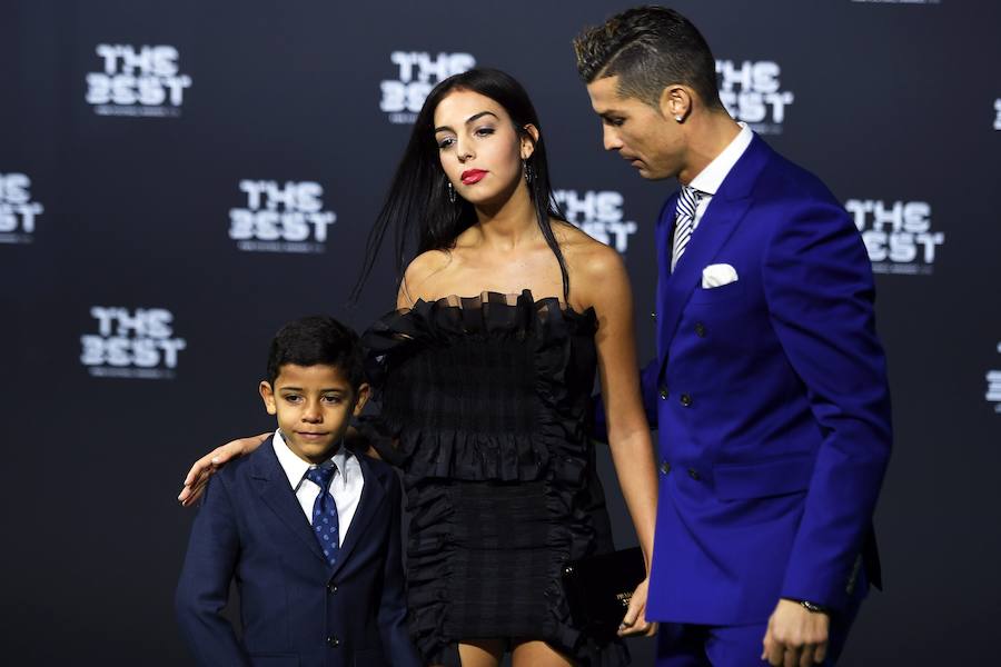 Cristiano posa por primera vez con su novia y su hijo en los premios FIFA