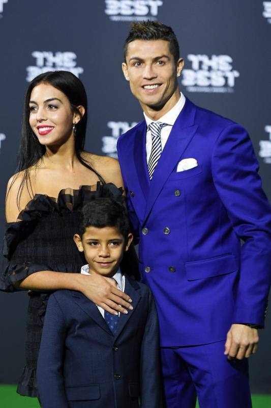Cristiano posa por primera vez con su novia y su hijo en los premios FIFA