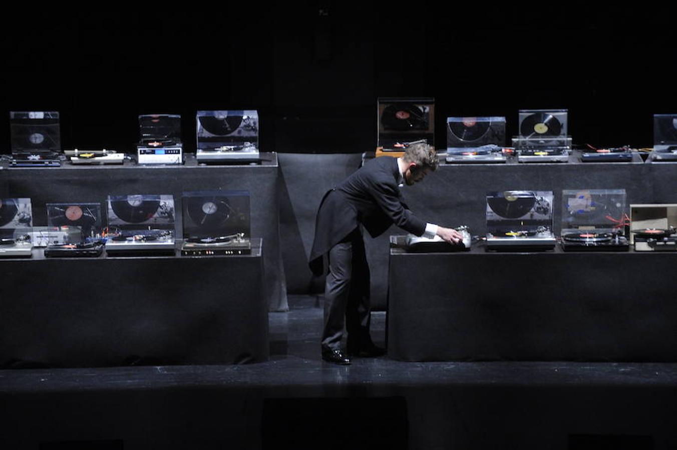 Un concierto de 48 tocadiscos en Azkuna Zentroa