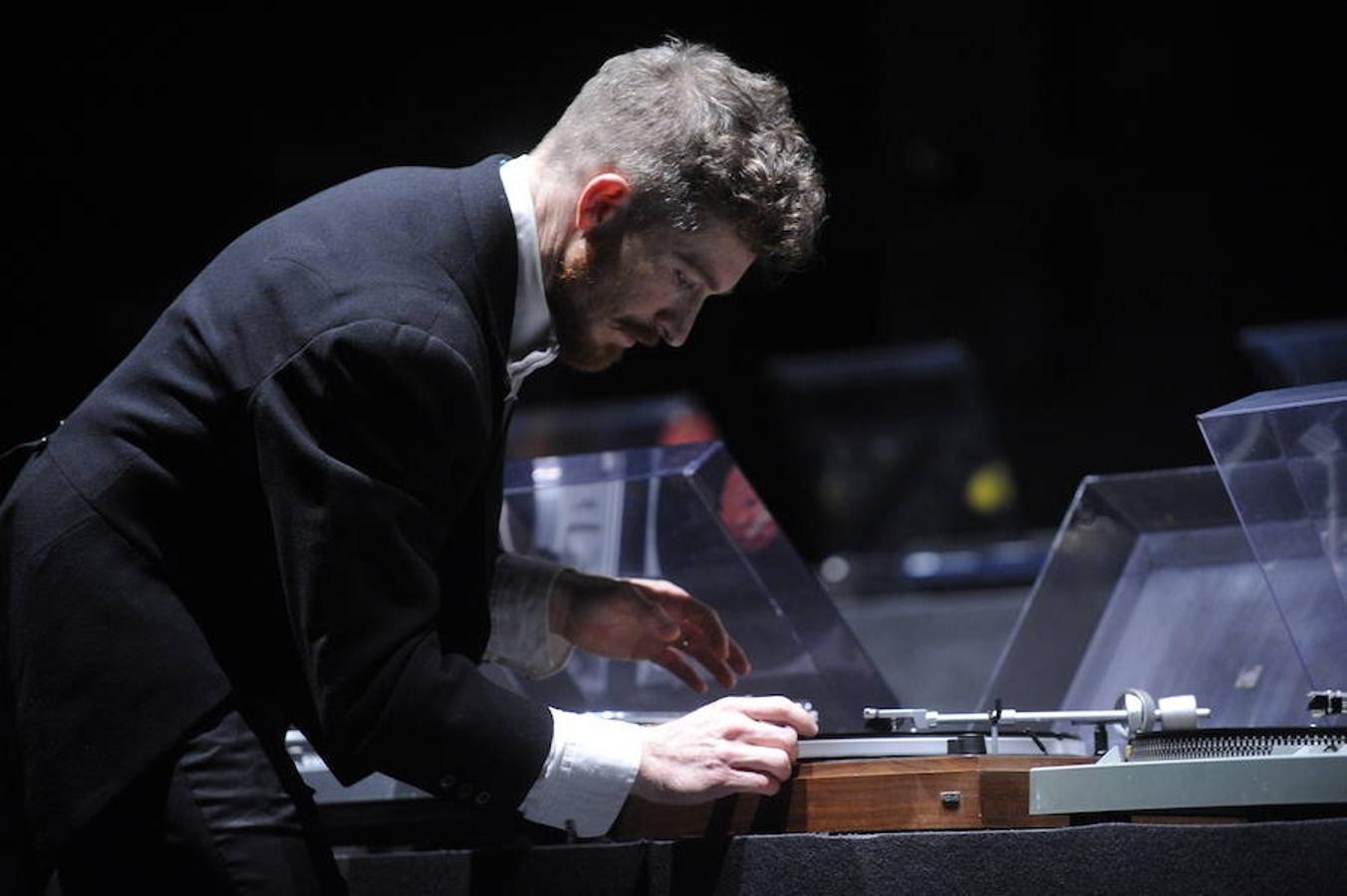 Un concierto de 48 tocadiscos en Azkuna Zentroa