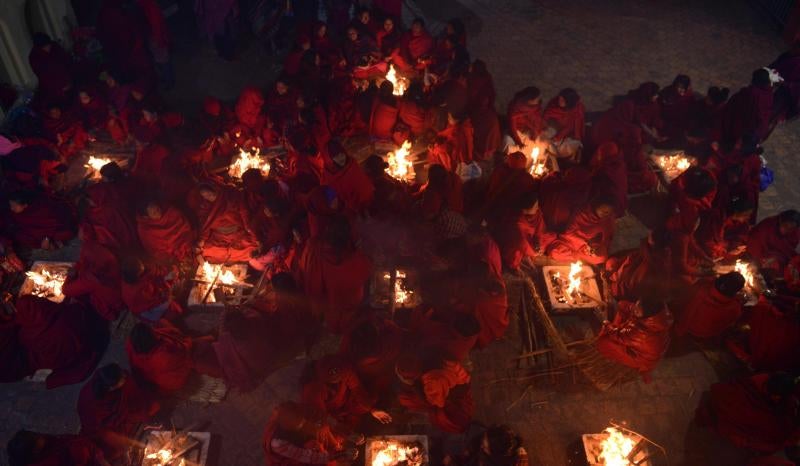 Un mes de ayuno en Nepal en busca de la felicidad conyugal