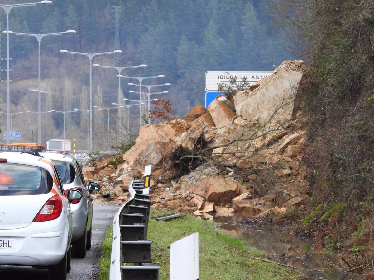 Desprendimiento en la AP-68 a su paso por Ugao