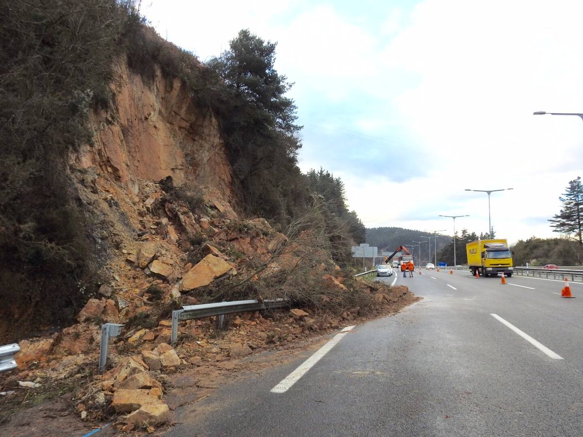 Desprendimiento en la AP-68 a su paso por Ugao