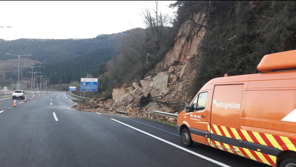 Desprendimiento en la AP-68 a su paso por Ugao
