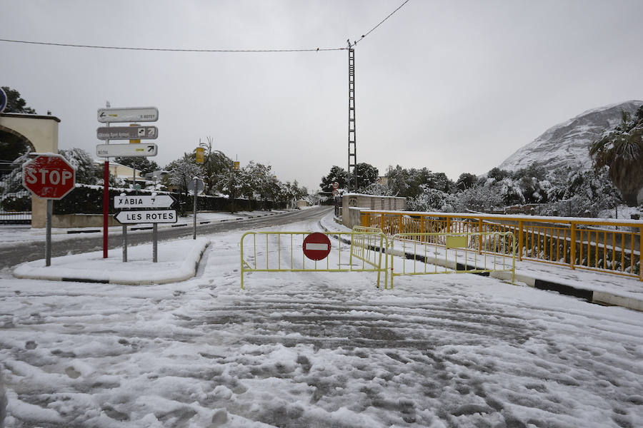 La playa de Denia, cubierta de blanco