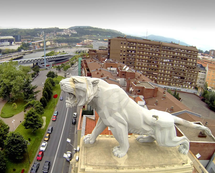 Primer plano del tigre que preside un edificio en Deusto.