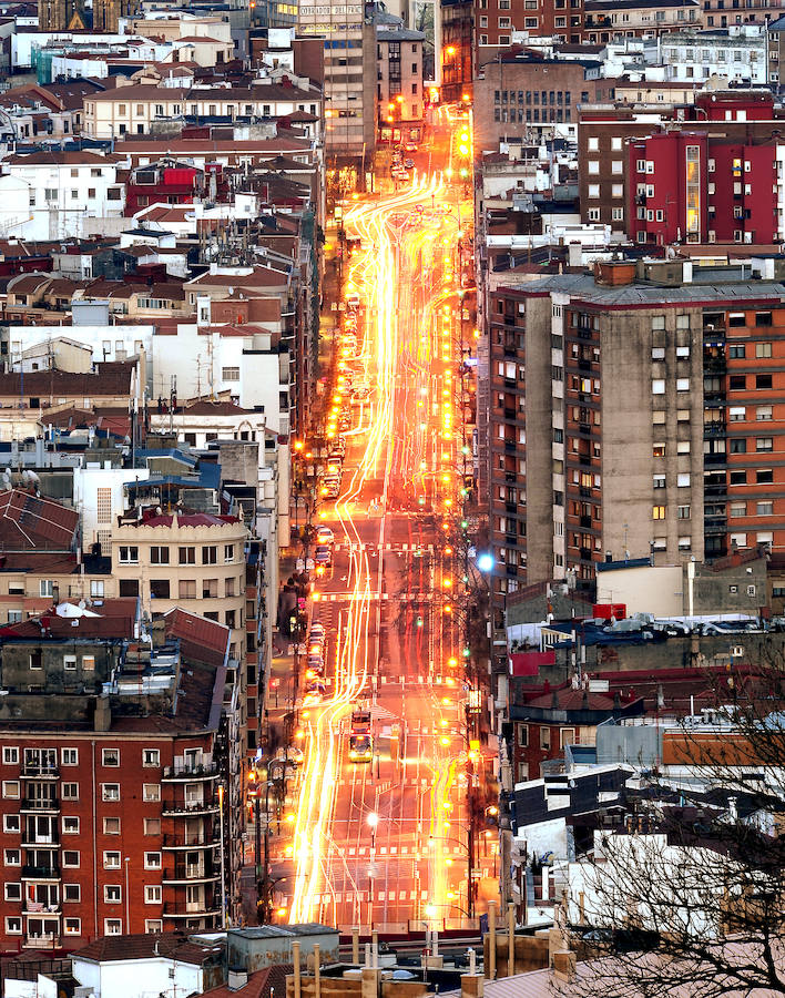 La calle Autonomía, iluminada por el tráfico nocturno.