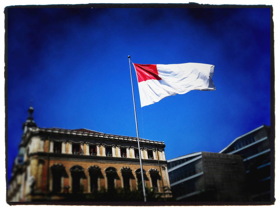 La bandera de Bilbao situada junto al Ayuntamiento.