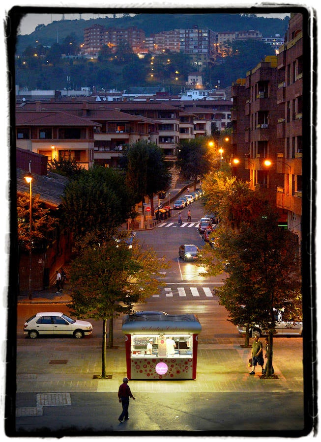 Un kiosko en Deusto, junto al puente de Euskalduna.