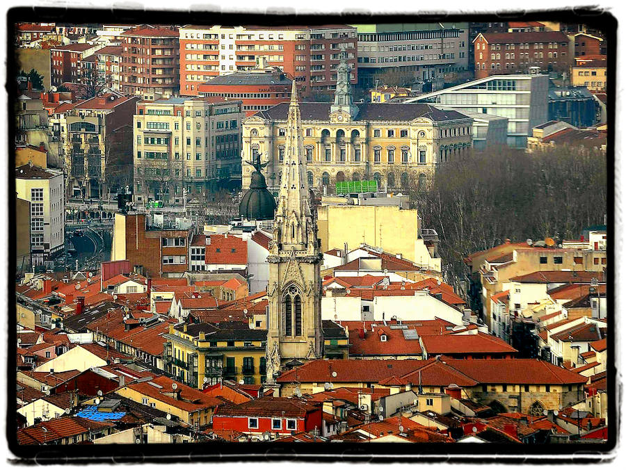La catedral de Santiago y el Ayuntamiento de Bilbao, vistos desde el Casco Viejo.
