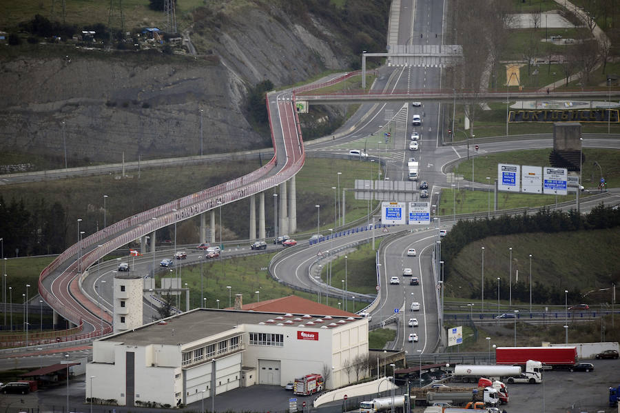 Bidegorri y nudo de la A8 y la Supersur entre Trapagaran y Portugalete.