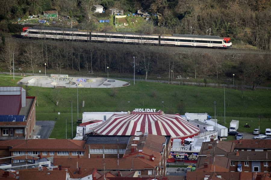 Un tren circula junto a un circo instalado en Trapagaran.