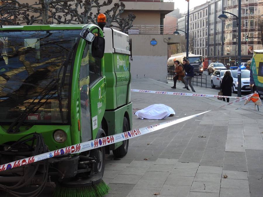 Muere una mujer en Deusto al ser atropellada por una barredora