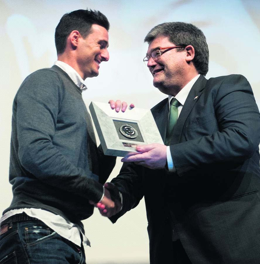 Ariz Aduriz recoge su premio de manos del alcalde de Bilbao, Juan María Aburto.