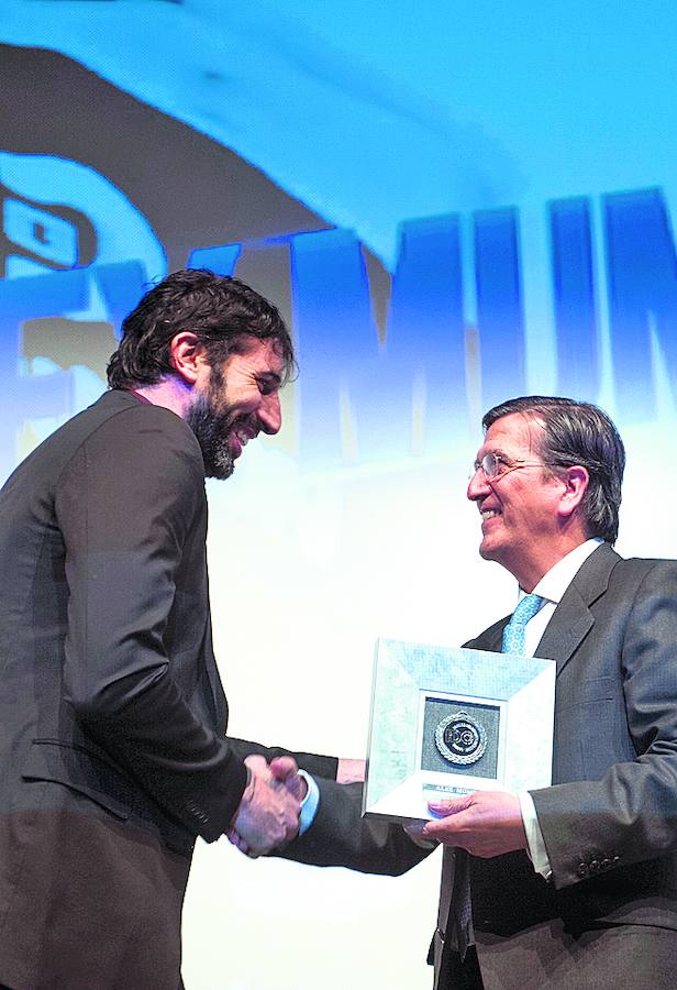 Un sonriente Alex Mumbrú recibe su placa de manos del presidente de EL CORREO, Enrique de Ybarra.