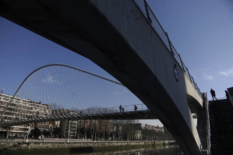 Vista desde un plano inferior del Puente de Zubizuri.