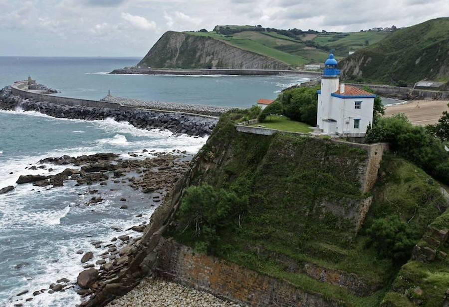 Vista del faro de Zumaia.