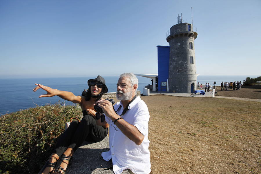 Visitantes en el exterior del nuevo observatorio natural del cabo Matxitxako (Bermeo), ubicado en el antiguo faro.