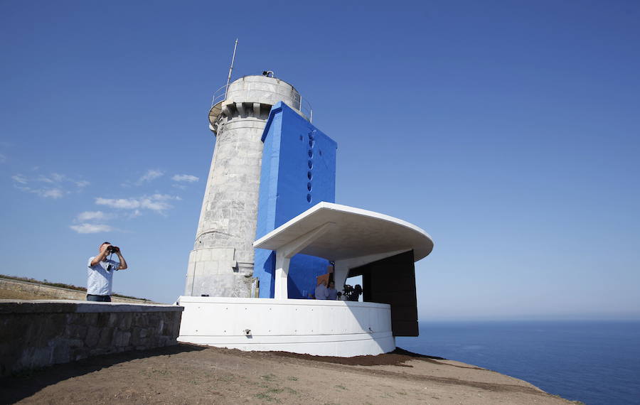 Visitantes en el exterior del nuevo observatorio natural del cabo Matxitxako (Bermeo), ubicado en el antiguo faro.