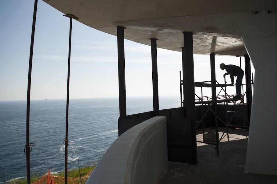 El nuevo observatorio natural del cabo Matxitxako (Bermeo), ubicado en el antiguo faro.