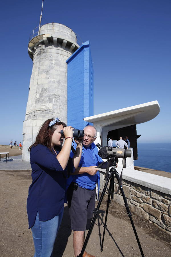 Visitantes en el exterior del nuevo observatorio natural del cabo Matxitxako (Bermeo), ubicado en el antiguo faro.