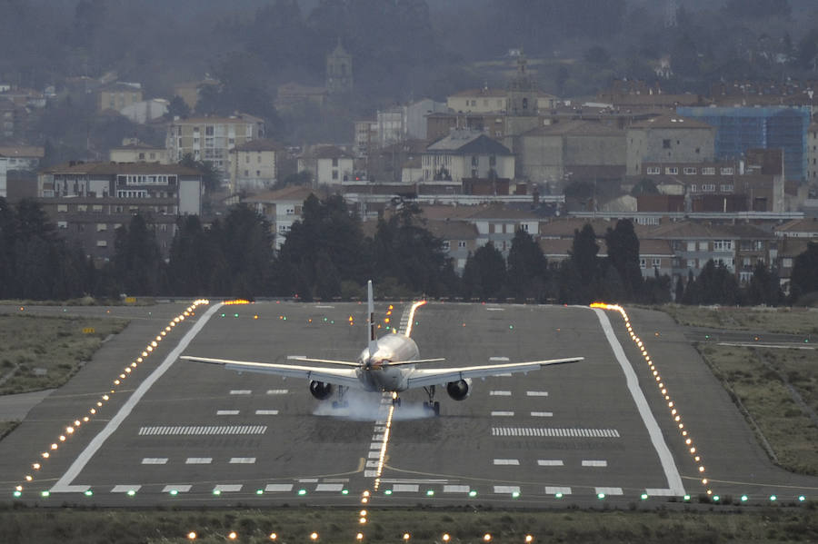 El viento azota a los aviones en Loiu.