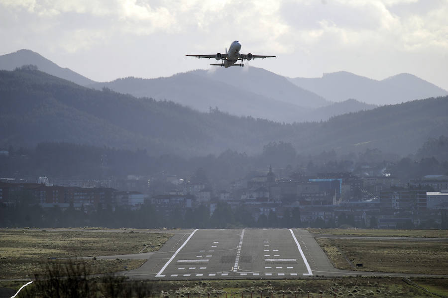 El viento azota a los aviones en Loiu.