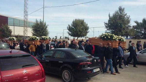 Torre Pacheco llora a los cinco jóvenes y arropa a sus familias en el funeral