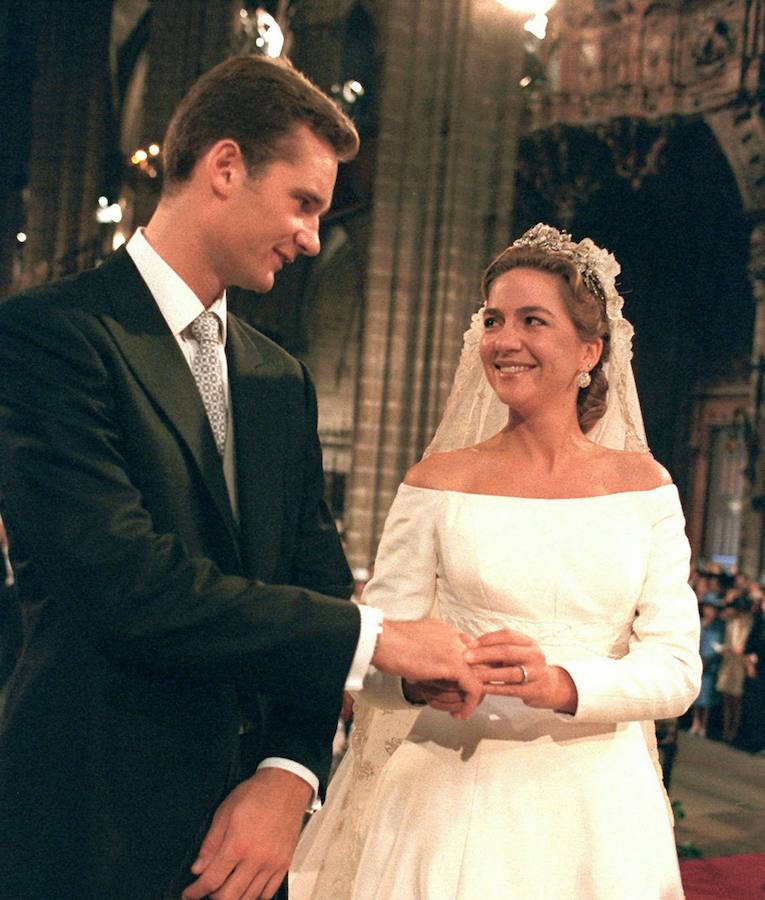 Boda de la Infanta Cristina e Iñaki Urdangarín: Cristina pone el anillo al novio durante la ceremonia en la catedral (1997).