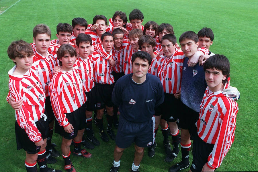 Foto del equipo de categoría Cadete B del Athletic de Bilbao en 1998 entrenado por Ernesto Valverde, en el centro.