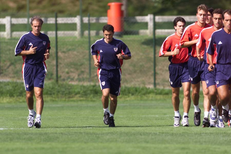 Txetxu Rojo y Ernesto Valverde, entrenando con el resto de la plantilla del Athletic (2000).