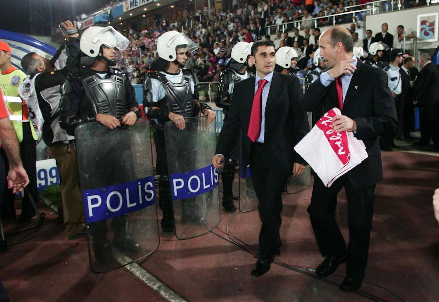 Ernesto Valverde charla con su delegado Txato Núñez a la salida del túnel de vestuarios antes del encuentro de UEFA en 2004 entre el Trabzonspor y el Athletic.