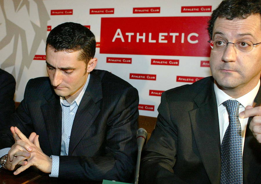 Valverde, junto al expresidente Fernando Lamikiz, al anunciar en 2005 que rechaza la oferta de renovación para continuar al frente del Athletic.