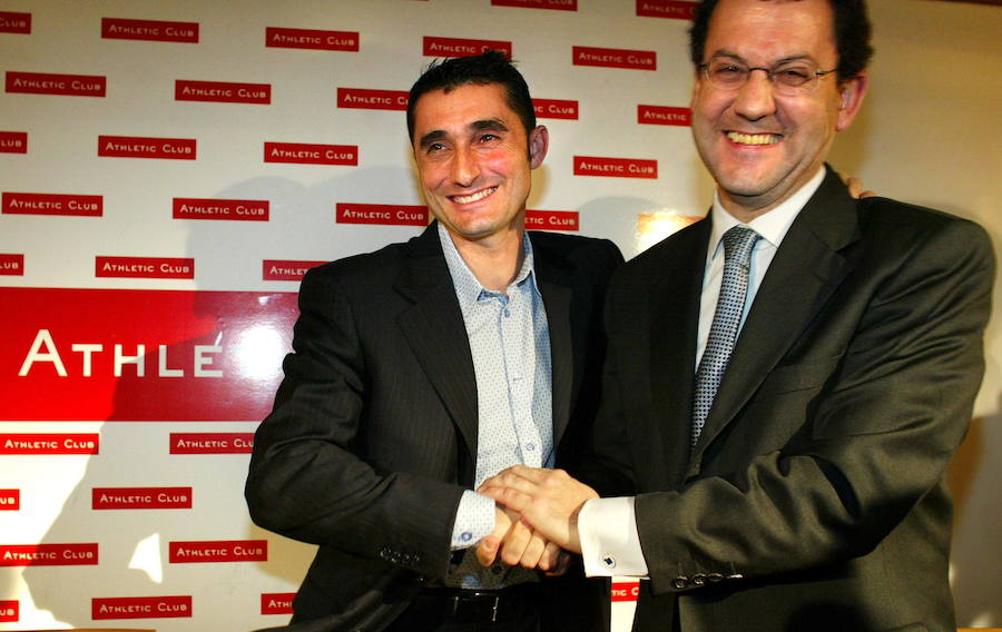 Valverde, junto al expresidente Fernando Lamikiz, al anunciar en 2005 que rechaza la oferta de renovación para continuar al frente del Athletic.