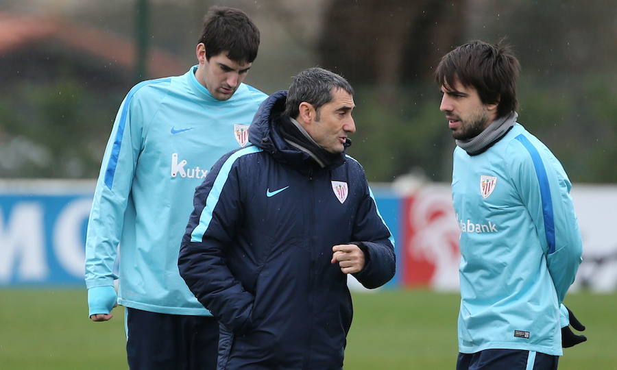 Charla con Beñat y Mikel San José en un entrenamiento de 2016.